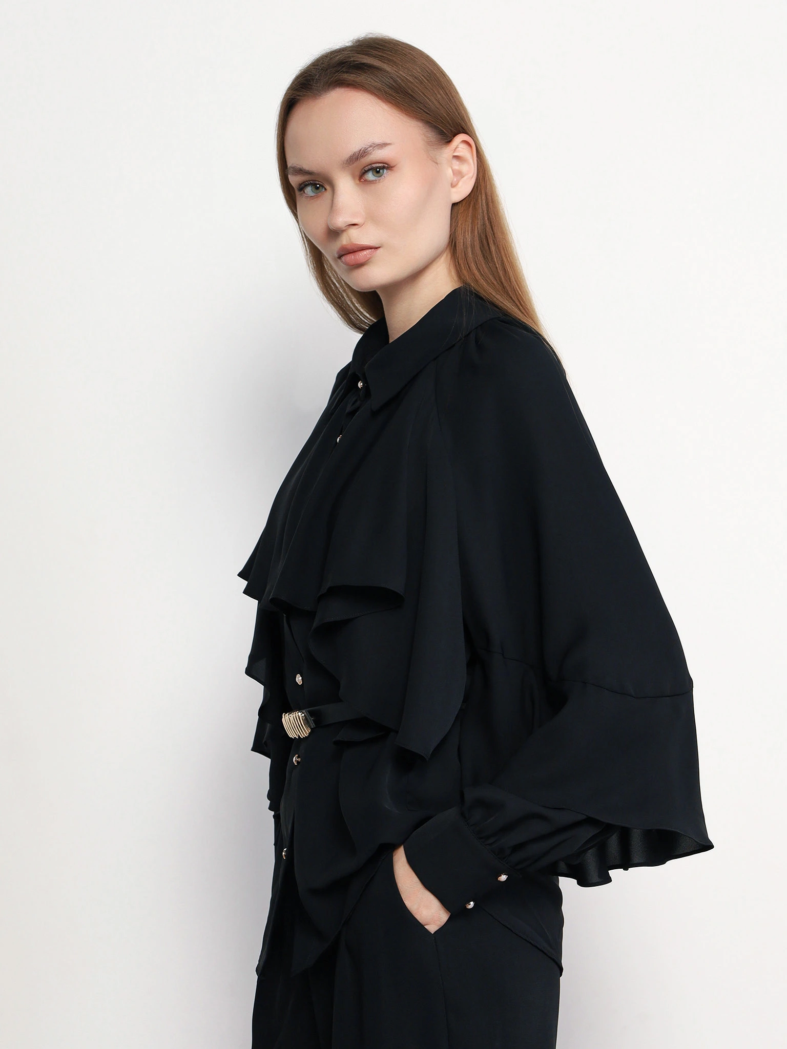 Блуза черного цвета с рюшами